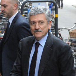 D'Alema arriva a Palazzo Vecchio per incontrare Renzi (LaPresse)