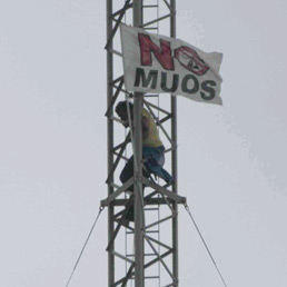 Uno degli attivisti di un gruppo di 10 No Muos che hanno compiuto un blitz all'interno della base americana di contrada Ulmo, a Niscemi (Ansa)