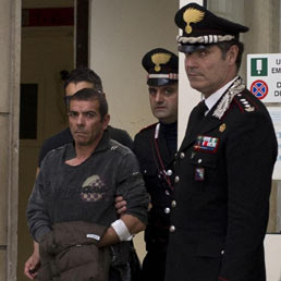 Luigi Preiti, l'uomo che ha sparato ai due carabinieri davanti Palazzo Chigi, preso in consegna dalla forze dell'ordine all'uscita del pronto soccorso dell'ospedale San Giovanni di Roma. (Ansa)