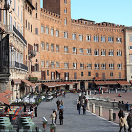 Nella foto uno scorcio di Piazza del Campo a Siena (Marka)