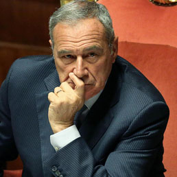 Grasso: se cade Letta, il capo dello Stato non escluderà un'altra coalizione. Schifani: intervento inaccettabile