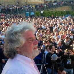 Beppe Grillo durante il comizio a Piazza Armerina, in una immagie tratta dal twitter del leader del M5S (Ansa/Twitter)