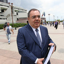 Il senatore Sergio De Gregorio all'uscita dal tribunale di Napoli dove si è tenuta l'udienza preliminare per la vicenda della compravendita dei senatori (Ansa)