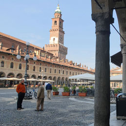 Truffe, timbra cartellino e va a casa: denunciata funzionaria a Vigevano