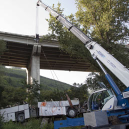 Strage in Irpinia, secondo uno dei periti il bus aveva rotto i freni - Le ipotesi sull'accaduto - Dal Governo 50 ispettori per vigilare sulle autostrade