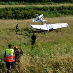 Ultraleggero urta i cavi dell'alta tensione. Due morti in Veneto