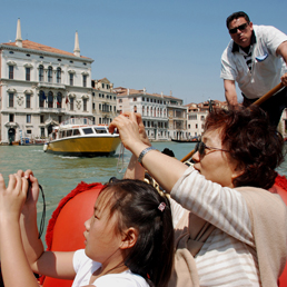 Sempre più turisti russi, cinesi e arabi scelgono l'Italia. Ma si può fare meglio: «Please do it better»