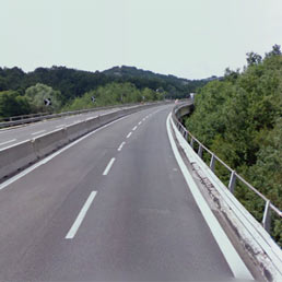 Un viadotto del tratto appenninico dell'E45 con barriere di vecchio modello