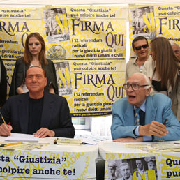 Silvio Berlusconi, con a fianco Marco Pannella, firma i 6 referendum sulla giustizia promossi dai radicali, presso il banchetto allestito a piazza di Torre Argentina, Roma. (Ansa)