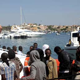 Migranti a Lampedusa (Ap)