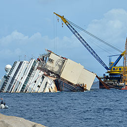 Nella foto i preparativi dell'operazione di rotazione, denominata "parbuckling", del relitto della Costa Concordia (AFP Photo)