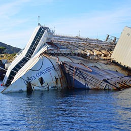 Nella foto i preparativi dell'operazione di rotazione, denominata "parbuckling", del relitto della Costa Concordia (Ansa)
