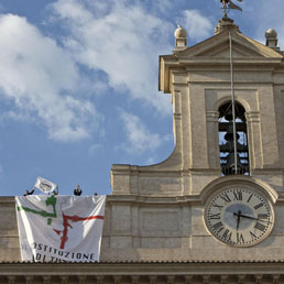 M5S occupa il tetto di Montecitorio: La Costituzione  di tutti. Boldrini annuncia provvedimenti
