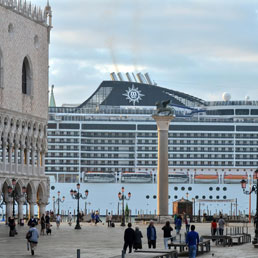 La supernave MSC Divina mentre transita nel bacino san Marco (Ansa)