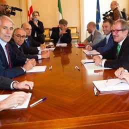 Il presidente di Regione Lombardia Roberto Maroni (II da D) e, alla sua destra, l'assessore allo Sport e Politiche per i giovani Antonio Rossi al tavolo per il confronto con il presidente del Coni Giovanni Malagò (S) sulla candidatura italiana per le Olimpiadi 2024, all'Arena civica di Milano (Ansa)