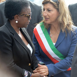 Kienge con il sindaco di Lampedusa Giusi Nicolini (Ansa)