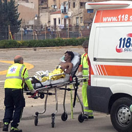 Uno dei superstiti della strage di Lampedusa arriva all'Ospedale civico di Palermo (Ansa)