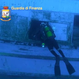 Le immagini del relitto naufragato giovedì riprese dai sommozzatori della Guardia di Finanza, al lavoro per recuperare i corpi ancora intrappolati (Ansa)