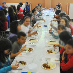 Truffa alle mense scolastiche, ai bambini carne rosicchiata dai topi 