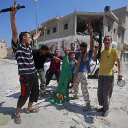 Ribelli celebrano la liberazione di Zawiya (Reuters)