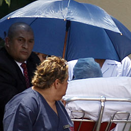 Mandela esce dall'ospedale, le sue condizioni sono stabili. Sarà curato a domicilio. Nella foto la scorta e gli infermieri accompagnano la barella dell'ex presidente sudafricano all'esterno dell'ospedale (AP Photo)