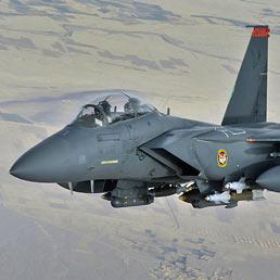 Notte di bombe in Libia, aereo americano si schianta per un'avaria - Scontro Italia-Francia sulla Nato
