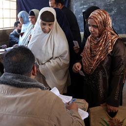 Egitto: il sì al referendum costituzionale avrebbe ottenuto fra il 75 e il 90% dei consensi. Un seggio al Cairo, 19 marzo 2011 (EPA/AMEL PAIN)