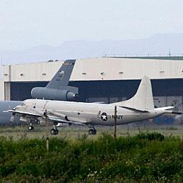 Obama: Stati Uniti pronti ad agire in Libia. Frattini: possibili nostri aerei su siti militari. Nella foto aerei militari statunitensi pronti nella base Nato italiana di Sigonella (AP Photo)