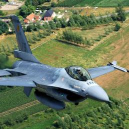 Jet della Nato da combattimento durante un volo di prova (Afp)