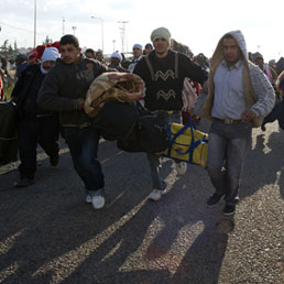 In migliaia fuggono ogni giorno dalla Libia verso la Tunisia. L'11 marzo vertice straordinario Ue