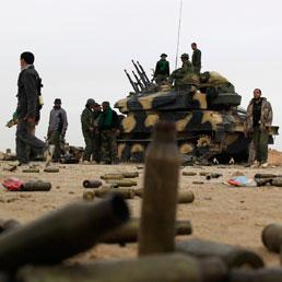 Bossoli abbandonate dai ribelli nei pressi della citt di Ajdabiya all'arrivo delle truppe governative (Reuters)