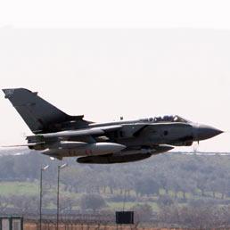 Jet libico abbattuto in no fly-zone. Parigi spinge per intervento di terra - Sì di Montecitorio a missione