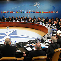 Sarkozy proporrà alla Ue bombardamenti mirati sulla Libia. Nella foto il vertice Nato (Reuters)