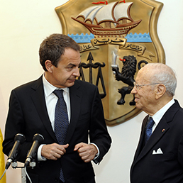 José Luis Rodríguez Zapatero (sin) con il nuovo primo ministro tunisino Beji Caid Essebs a Tunisi (Afp Photo)