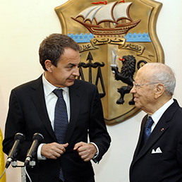 Jos Luis Rodrguez Zapatero (sin) con il nuovo primo ministro tunisino Beji Caid Essebs a Tunisi (Afp Photo)