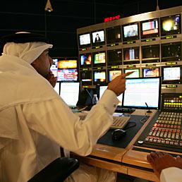 Al via l'Al Jazeera libica basata a Doha. Nella foto un tecnico di regia negli studi di Al Jazeera a Doha (Reuters)
