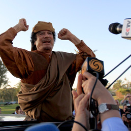 Gheddafi al termine dell'incontro con la delegazione dell'Unione africana. E' la prima apparizione davanti ai media stranieri dopo settimane. Apr 10, 2011 (REUTERS)