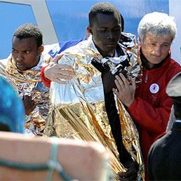 Alcuni immigrati naufragati questa notte nel porto di Lampedusa, oggi 6 aprile 2011 (ANSA)