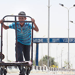 L'Egitto riapre le frontiere con Gaza (chiuse dal 2007). Nella foto un giovane fattorino egiziano in cerca di clienti sul confine con Gaza appena riaperto (AP Photo)