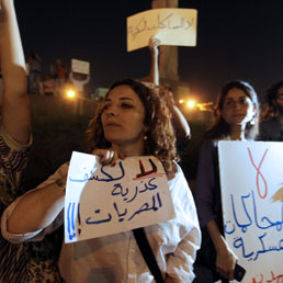 Egiziane scese in piazza costrette al test della verginità: l'esercito nega ma la protesta corre sul web