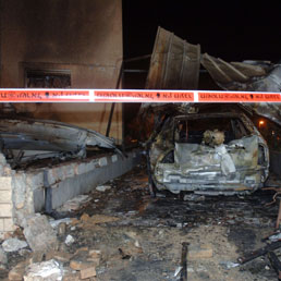 Una casa della città di Beersheva colpita dai razzi Grad