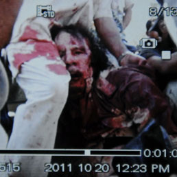 L'agenzia France Press diffonde una foto di Gheddafi ferito. Il volto è completamente insanguinato ma l'ex leader libico in questa immagine, scattata presumibilmente dopo il raid Nato, sembra ancora in vita