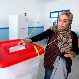 Le donne immagine simbolo della primavera araba. Nella foto una donna al voto in un seggio elettorale a Tunisi (Reuters)