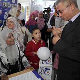 Islamici senza rivali in Tunisia. Nella foto sostenitori di Ennahda accolgono con soddisfazione i primi risultati del voto che vede in testa il partito islamico (AP Photo)