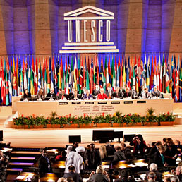 L'Unesco ammette la Palestina come stato membro: l'ira di Israele, gli Usa votano contro, l'Italia si astiene. Nella foto la Conferenza generale dell'Unesco durante il voto sull'ammissione della Palestina (AP Photo)