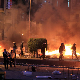 Continuano gli scontri dopo una notte di violenza che ha visto tre morti tra Il Cairo e Alessandria. Nella foto alcune tende di fortuna vengono date alle fiamme dopo l'ingresso delle forze di sicurezza egiziane in piazza che si sono scontrate con i manifestanti (Epa)