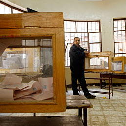 Nella foto uno scrutatore in un seggio elettorale al Cairo (Reuters)