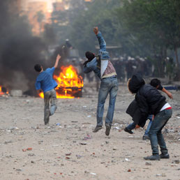 Caos al Cairo. Sfumata la tregua, in piazza Tahrir continuano gli scontri. Quaranta i morti. (Epa)