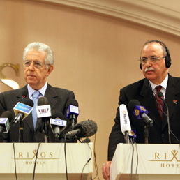 Mario Monti e Abdel-Rahim al-Kib a Tripoli (Epa)