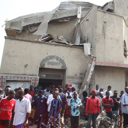 Attacco contro chiesa di S. Teresa Cattolica semidistrutta dopo una bomba nel distretto di Zuba Madala capitale della Nigeria ((Afp)